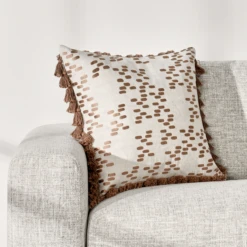 Hamish Pillow 22" - Ivory/Brown -Furniture Sales webimage 620391596 room 1